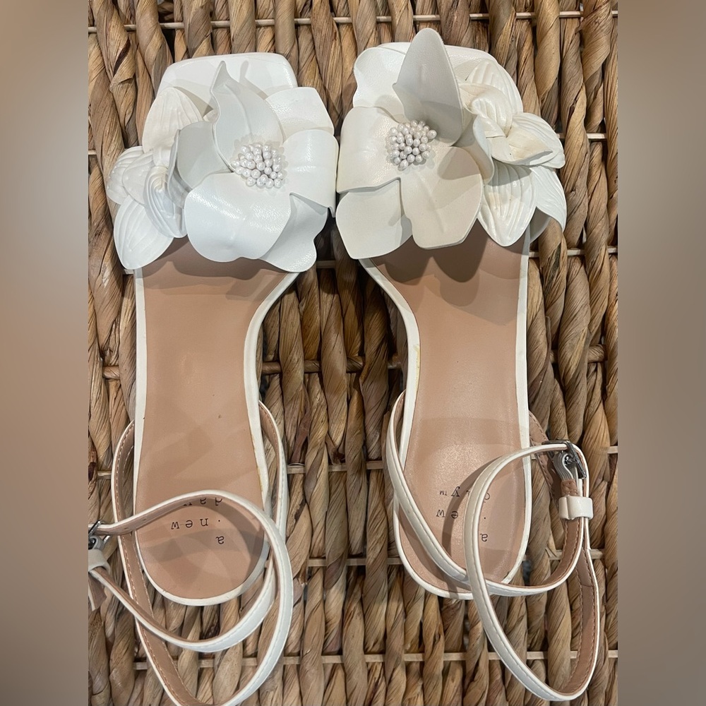 A New Day Women’s White Floral Kitten Strappy Heel Size 6.5